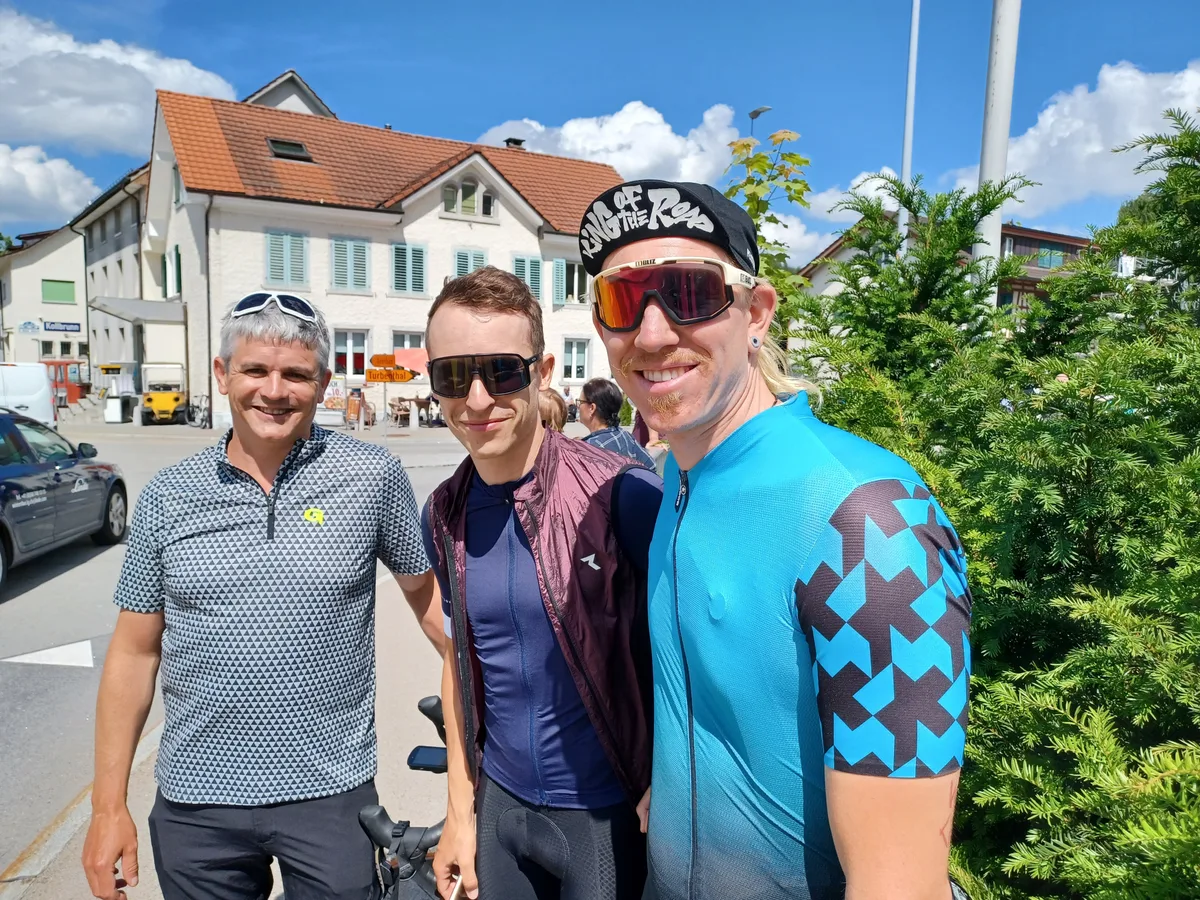 Drei Männer mit Sonnenbrille im Velodress.